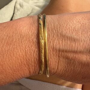 (2) 10k Yellow Gold 8” Flexible Bangles 1 Smooth 1 Etched Locking Clasp 4g Total